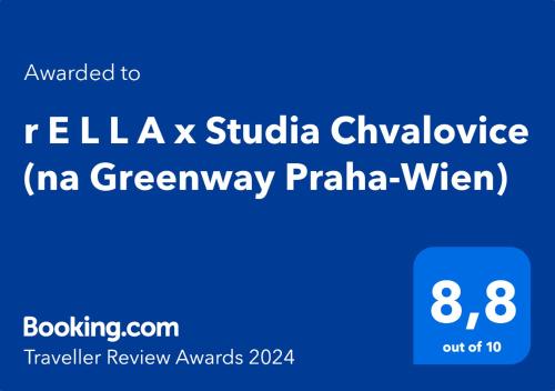 r E L L A x Studia Chvalovice Hatě na Greenway Praha-Wienに飾ってある許可証、賞状、看板またはその他の書類