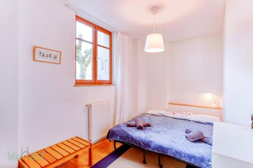 a small bedroom with a bed and a window at Cabana & Le Paisible - Proche Lac in La Pirraz