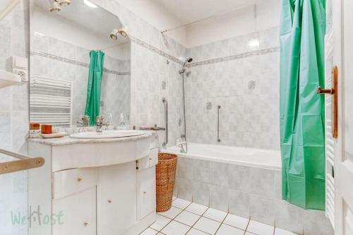 a bathroom with a sink and a tub and a shower at Cabana & Le Paisible - Proche Lac in La Pirraz