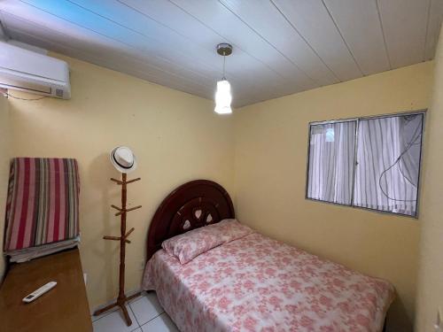 - une chambre avec un lit et une fenêtre dans l'établissement Casa Dona Van Van Praia do Francês, à Marechal Deodoro