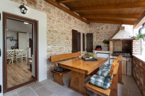 Villa Stonehouse by Briskva