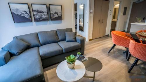 a living room with a couch and a table at Château Morritt in Mont-Tremblant