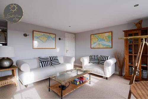 un soggiorno con 2 divani bianchi e un tavolo di Leeward House - Luxury, Spacious, Sea View Apartment, Parking, Central Lymington a Lymington