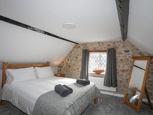Un dormitorio con una cama grande y una ventana en 5 The Crescent en Caernarfon