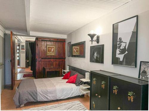 - une chambre avec un lit doté d'oreillers rouges dans l'établissement Tranquil apt with patio, Pézenas historic centre, à Pézenas