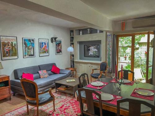 un salon avec un canapé et une table dans l'établissement Tranquil apt with patio, Pézenas historic centre, à Pézenas