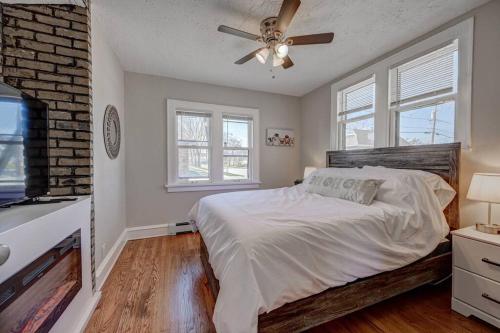 een slaapkamer met een bed en een plafondventilator bij Pet-Friendly Haven: Near Parks + 5 Min to Downtown in Milwaukee