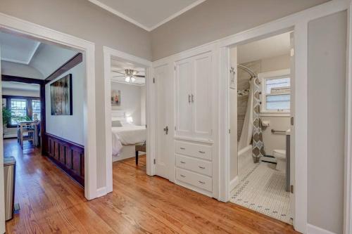 een witte badkamer met een douche en een slaapkamer bij Pet-Friendly Haven: Near Parks + 5 Min to Downtown in Milwaukee