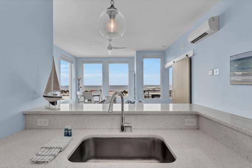 una cucina con lavandino e vista sull'oceano di Beach Views on Cape Fear a Carolina Beach