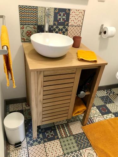 La salle de bains est pourvue d'une coiffeuse avec lavabo. dans l'établissement Maison de campagne : « Après moi » / Baie de Somme, à Lanchères