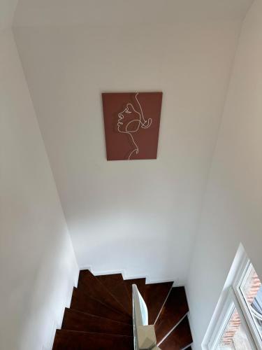 una escalera con una foto en la pared en La chambre bleue, en Amiens