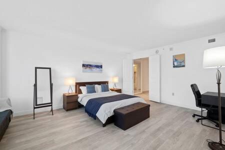 Un dormitorio con una cama grande y un escritorio. en Huge 2BR 3BA Ocean Front Condo by CozySuites, en Atlantic City