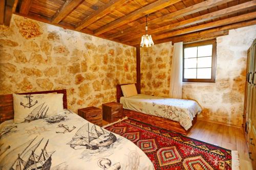 1 Schlafzimmer mit 2 Betten, einem Fenster und einem Teppich in der Unterkunft Villa Arsaköy in Bağlıağaç