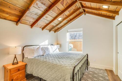 1 dormitorio con cama y ventana en Cedar City Studio Retreat Patio, Fire Pit and Grill, en Cedar City