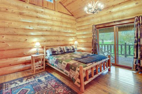 1 dormitorio con 1 cama en una cabaña de madera en Dog-Friendly Arlington Cabin with Private Hot Tub!, en Arlington