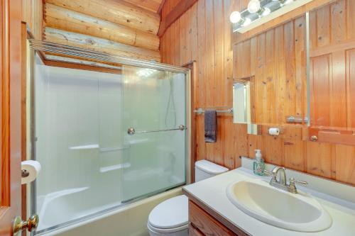 y baño con ducha, lavabo y aseo. en Dog-Friendly Arlington Cabin with Private Hot Tub!, en Arlington