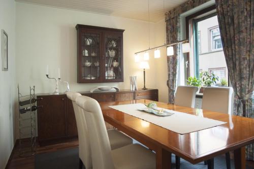 ein Esszimmer mit einem Holztisch und Stühlen in der Unterkunft Pension Adelheid Moselhype&Wine in Zell an der Mosel