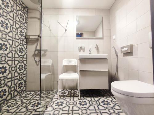 uma casa de banho com um WC e um lavatório em good mood guesthouse em Otepää