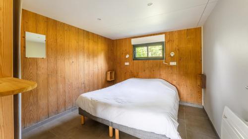 Una cama o camas en una habitación de Lieu Dieu, Domaine de Campagne