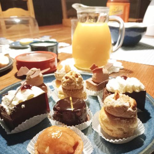 - un plateau de viennoiseries sur une table avec un verre de jus d'orange dans l'établissement La Ferme de Plénoise Chambre & Table d'hôtes, à Fricambault