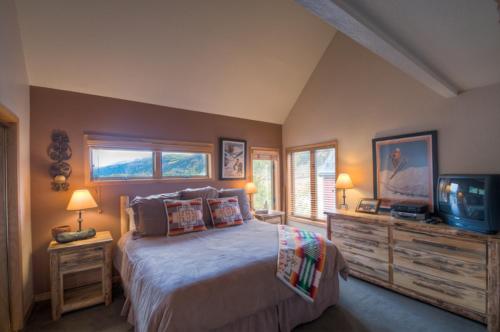 テルライドにあるSpacious Condo in Telluride-Beautiful West Views!の大きなベッドとテレビのある寝室