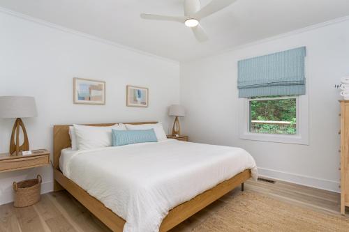 Voodi või voodid majutusasutuse Cottontail Cottage Pet-friendly, Fire Pit & 10 Min. to Downtown AVL! toas