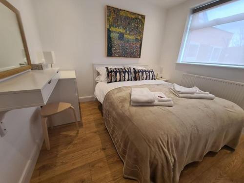 Ліжко або ліжка в номері Neon Heights 2 bed Luton town centre