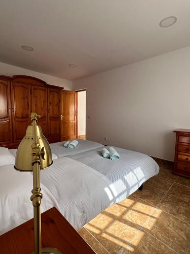 ein Schlafzimmer mit einem großen Bett mit Holzschränken in der Unterkunft Salobre Blue Sky 1 - Adults Only in Salobre