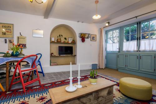 TV a/nebo společenská místnost v ubytování Gîte du Plô, cœur de cité médiévale
