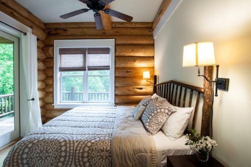 Ένα ή περισσότερα κρεβάτια σε δωμάτιο στο Black Mountain Log Cabin Secluded, Pet-friendly 3BD with Hot Tub & Views!