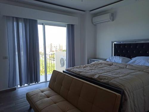 sypialnia z dużym łóżkiem i dużym oknem w obiekcie Apt con vista al Mar 1Br-1Bath w mieście La Romana