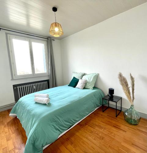 - une chambre avec un grand lit vert dans l'établissement Le Bel Horizon - Chaleureux & Lumineux proche gare, à Roanne