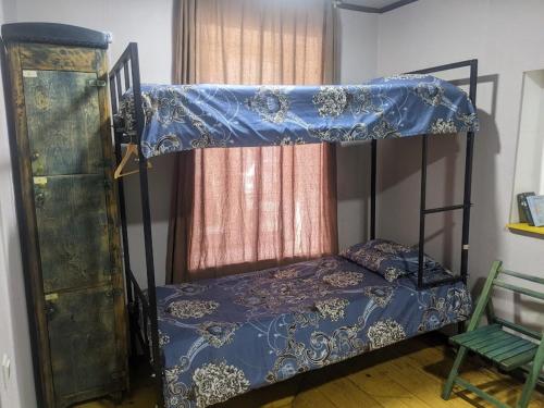 een slaapkamer met een stapelbed en een raam bij YOUR ROOM in Tbilisi City