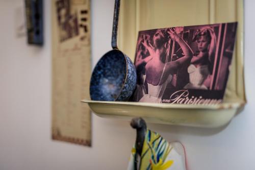 un bol sur le mur avec un magazine dans l'établissement Gîte du Plô, cœur de cité médiévale, à Saint-Yrieix-la-Perche