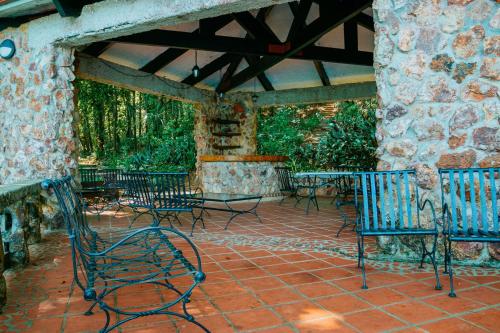 a group of chairs sitting on a patio at La Perezosa en Cerro Azul - Somos Pet friendly in Cerro Azul