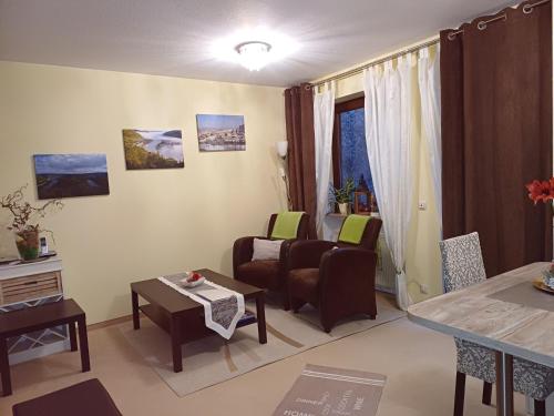 - un salon avec un canapé et une table dans l'établissement Ferienwohnung Lastro, à Cochem