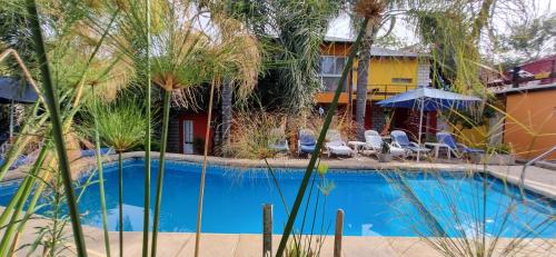 una piscina di fronte a una casa di Costas del Paraiso a Colón