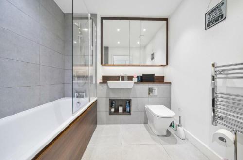 Ένα μπάνιο στο Large Morden 1 Bed Apartment London Catford Lewisham with great transport links