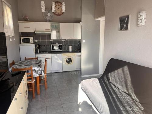 Cette chambre comprend une cuisine et une salle à manger. dans l'établissement Appartement 4 pers Port Leucate résidence Les Sablons 3, à Leucate