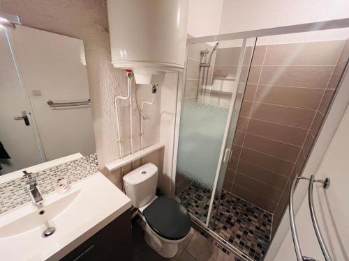 une salle de bain avec une douche, des toilettes et un lavabo dans l'établissement Appartement 4 pers Port Leucate résidence Les Sablons 3, à Leucate