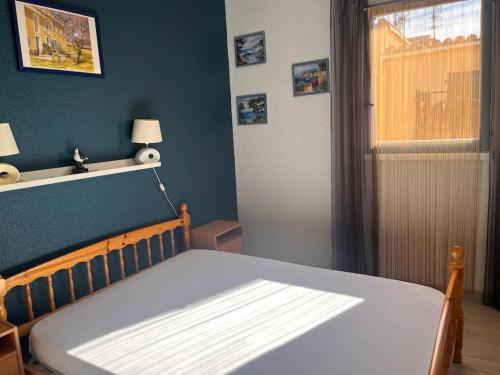 une chambre avec un lit avec un mur bleu dans l'établissement Appartement 4 pers Port Leucate résidence Les Sablons 3, à Leucate