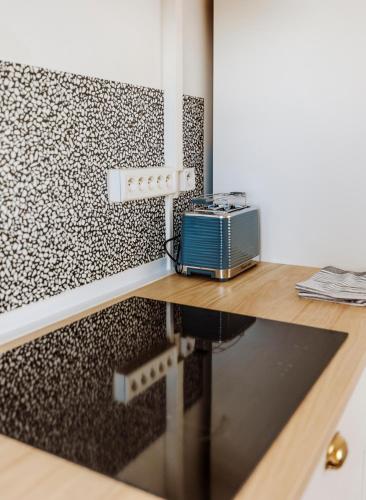 Un grille-pain est installé sur un bureau. dans l'établissement A1 Spacieux appartement 2eme etage, à Évaux-les-Bains