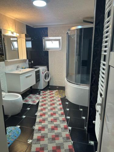 ein Badezimmer mit einem Waschbecken, einem WC und einer Badewanne in der Unterkunft zvezda marjan in Kočani