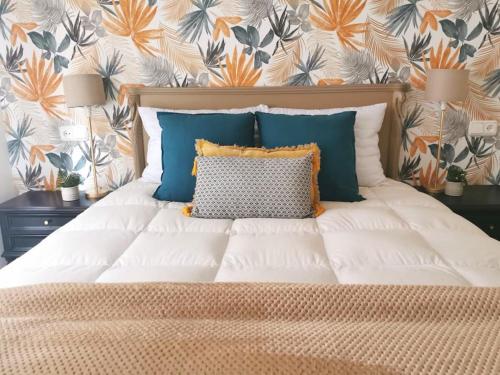 - une chambre dotée d'un lit avec du papier peint bleu et orange dans l'établissement Apartamento céntrico con parking y wifi gratis, à Oviedo