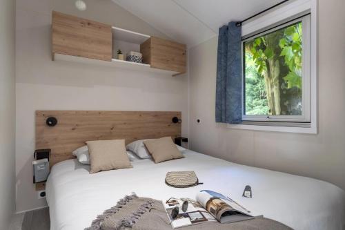 A bed or beds in a room at Mobilhome 4 étoiles - eeieac