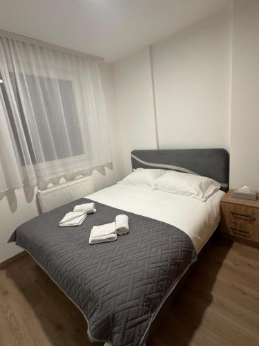 - une chambre avec un lit et 2 serviettes dans l'établissement Lux Apartment 31, à Lukavica