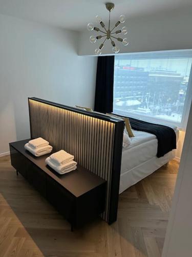 ヴァーサにあるRewell Suite - Central location and nice view!のベッドルーム1室(ベッド1台、テーブル、タオル付)