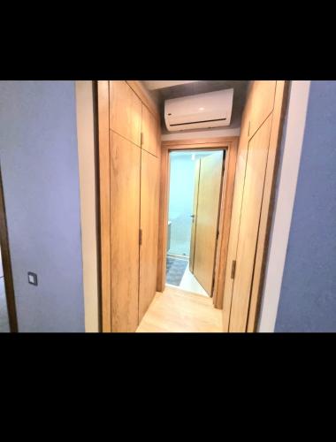 een lege kamer met een deur en een spiegel bij Yasmine agadir Marocko in Agadir