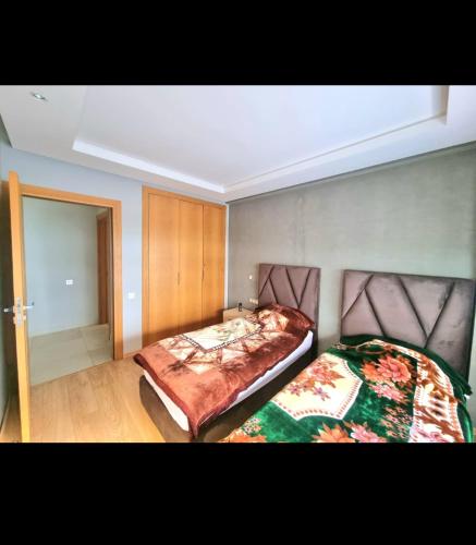 een slaapkamer met 2 bedden in een kamer bij Yasmine agadir Marocko in Agadir