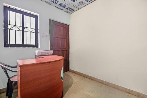 an empty room with a desk and a window at OYO Hotel 49339 On The Rocks in Arambol